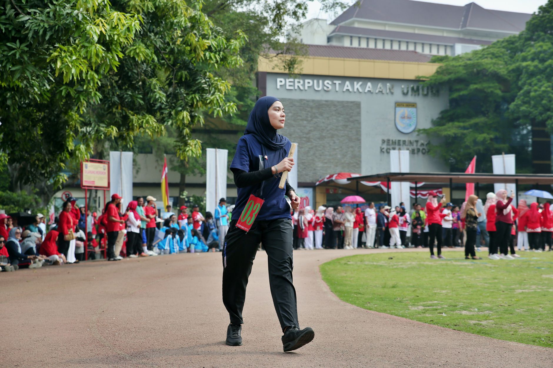Sorotan di Lapangan Hijau: Ketika Sang Pengadil Ternyata Punya Seragam Lain